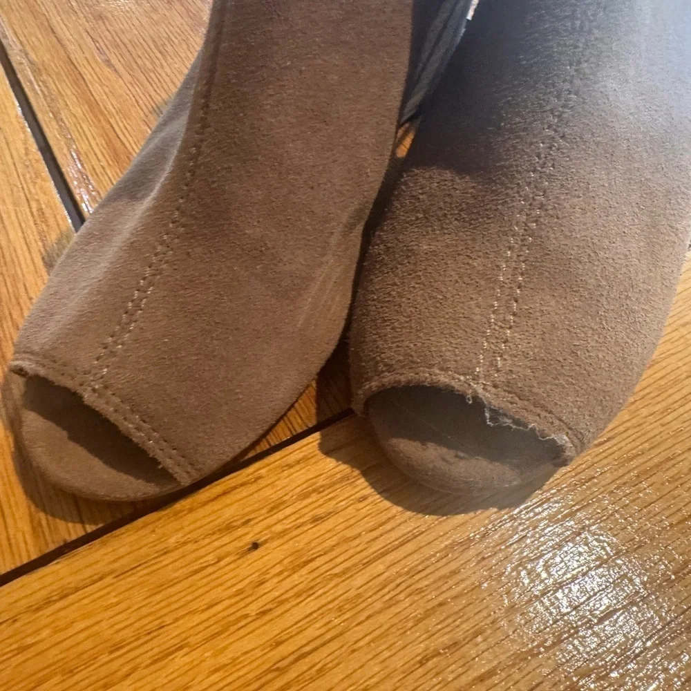 Lucky brand Women's open toe  Suede Ankle Booties Size 8.5 excellent condition